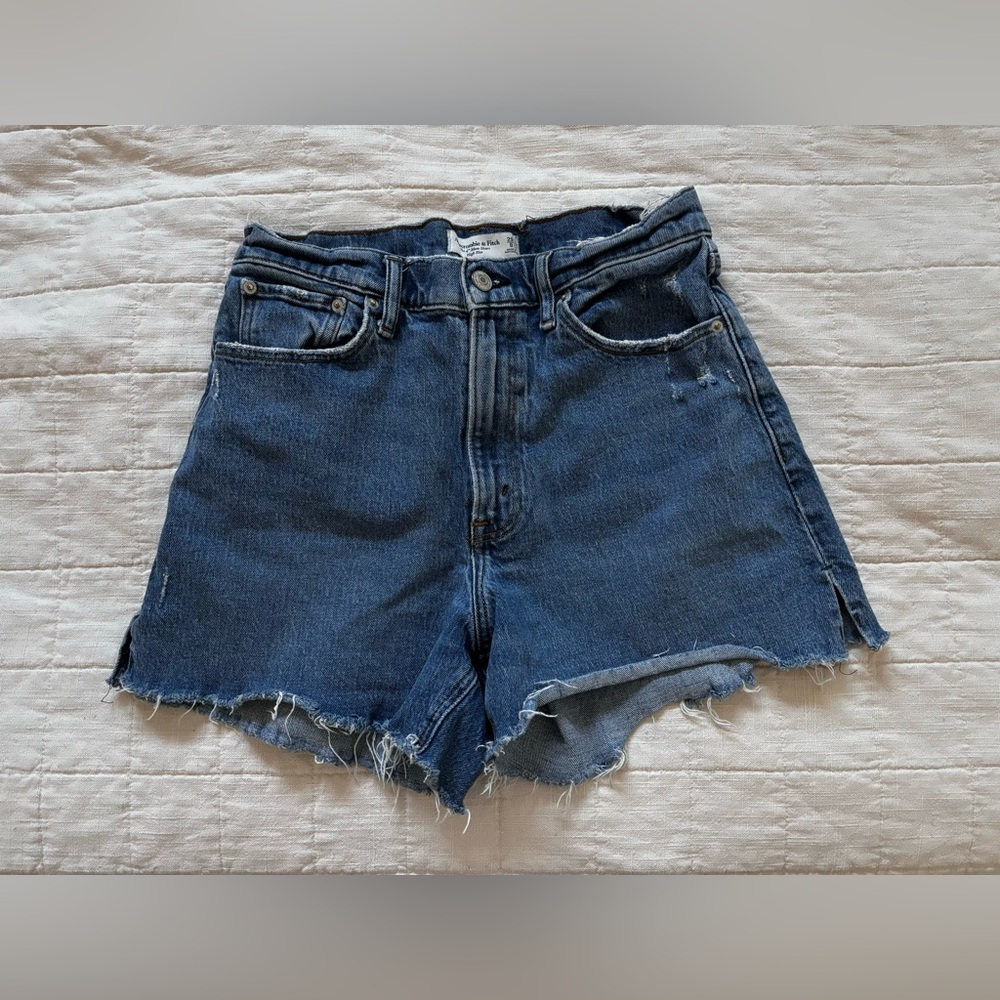 ABERCROMBIE THE 4” MOM SHORT HIGH RISE